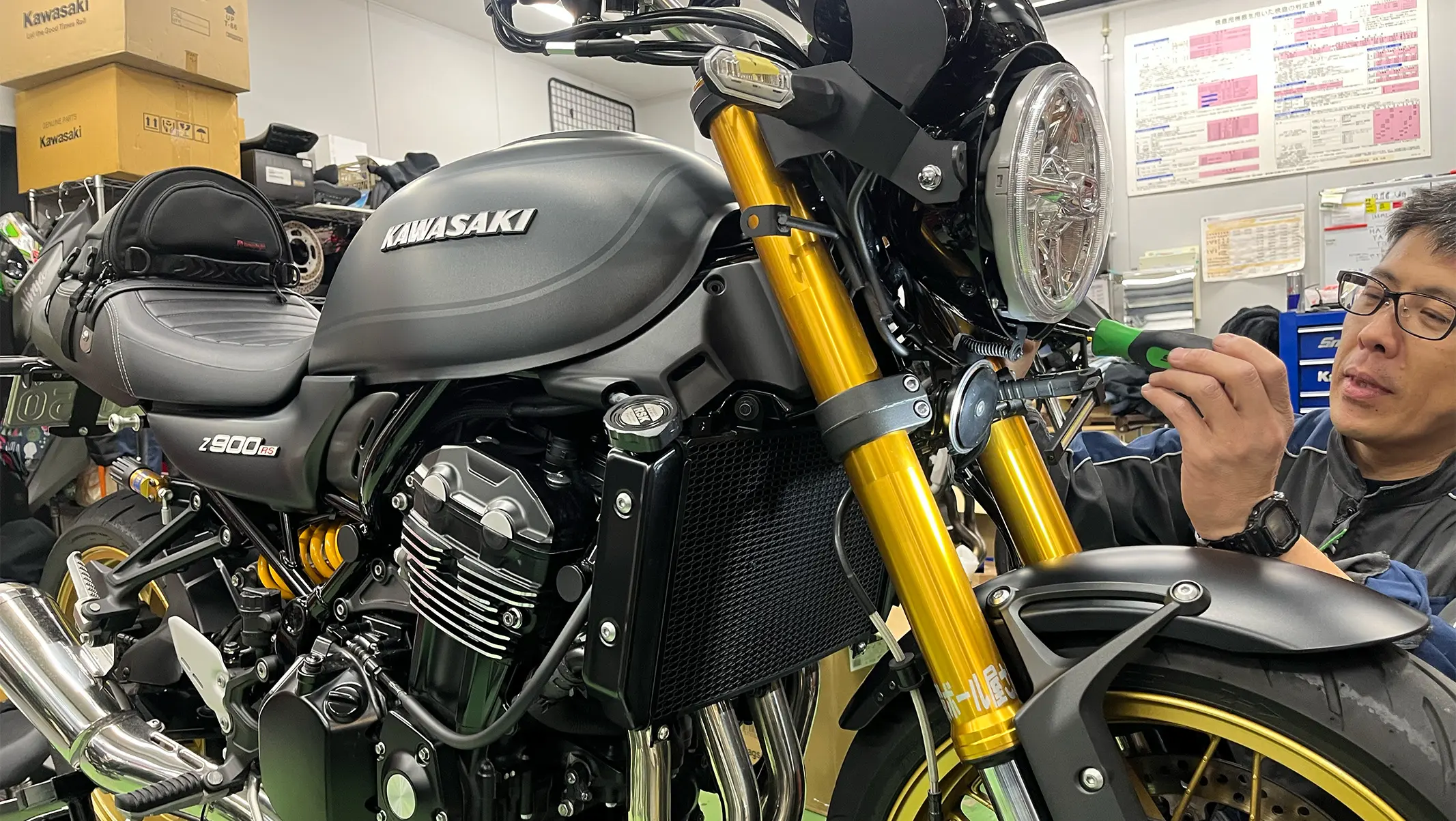 Z900RS SE をメカニックがカスタムしているところ