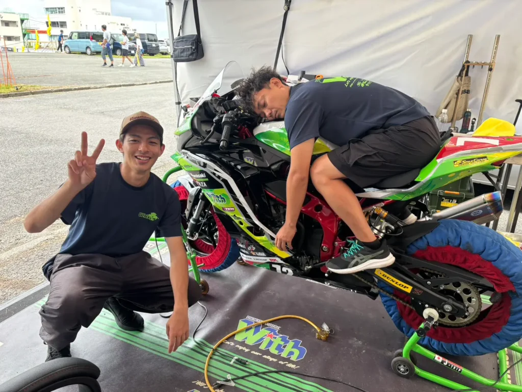 サーキットのピットでのリラックスシーン