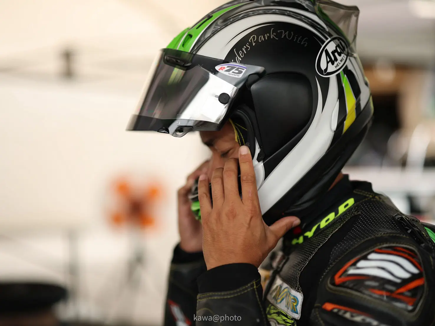 ヘルメットを装着してレースに挑むライダー