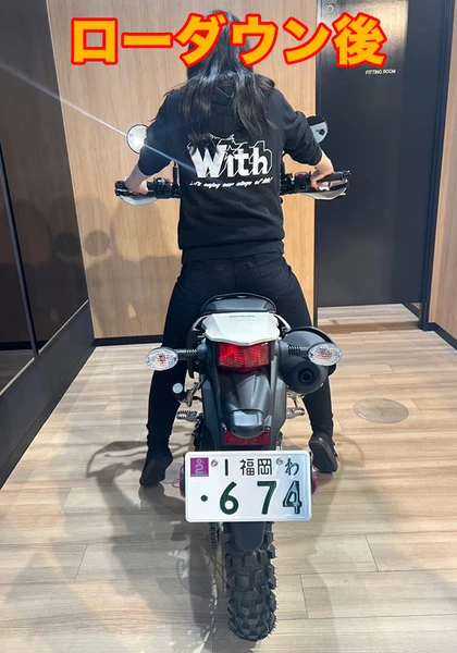 KLX230SHERPA ローダウン後の足つきの様子 後ろから