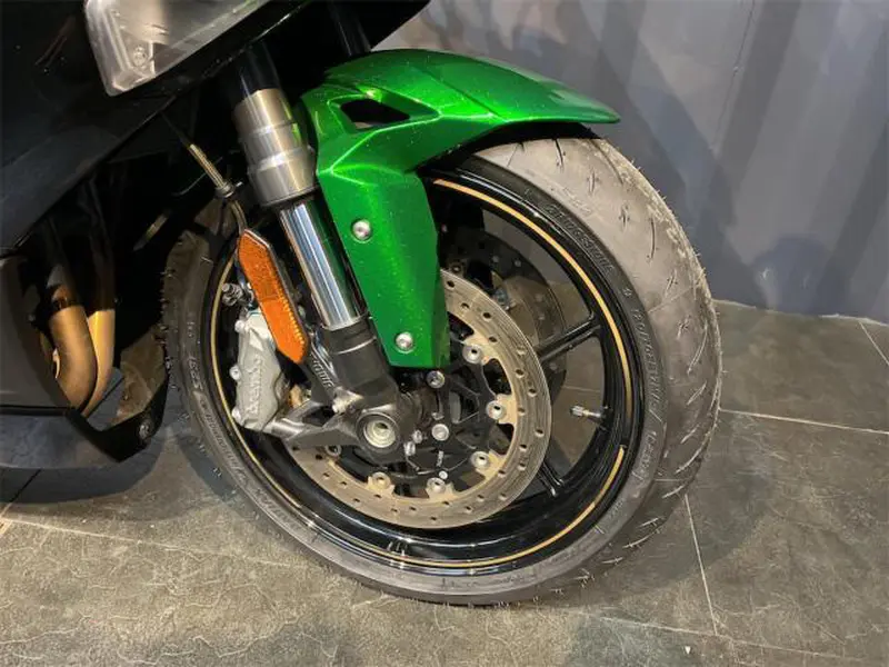 Ninja1100SX SE 2025年モデル グリーン フロントタイヤ周り