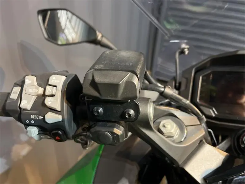 Ninja1100SX SE 2025年モデル グリーン 左ハンドルスイッチとUSB電源