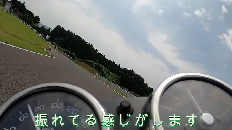 W800のスポークホイールが振れている感じがする