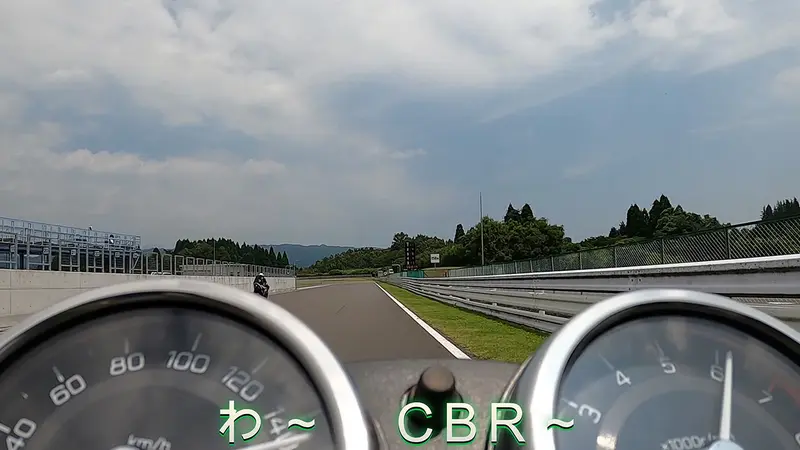 CBR600にメインストレートで一気に追い抜かれるW800