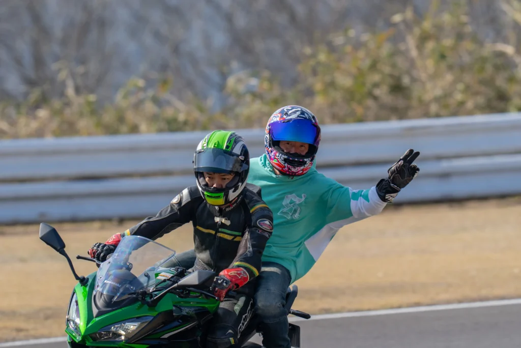 タンデム走行で楽しんでいるシーン