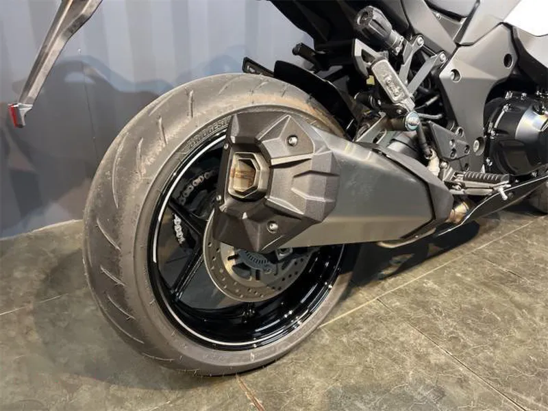 Ninja1100SX 2025年モデル リアタイヤ
