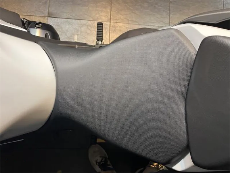 Ninja1100SX 2025年モデル シート 上から