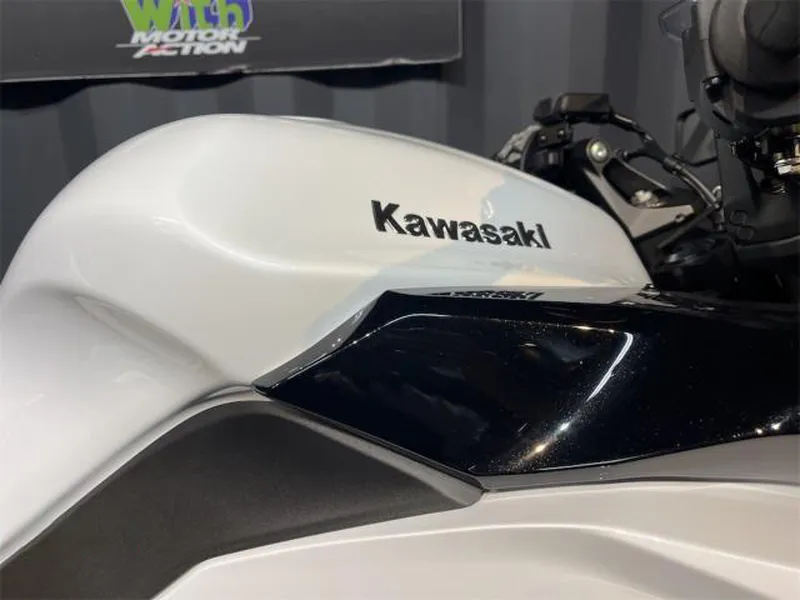 Ninja1100SX 2025年モデル タンク 横から