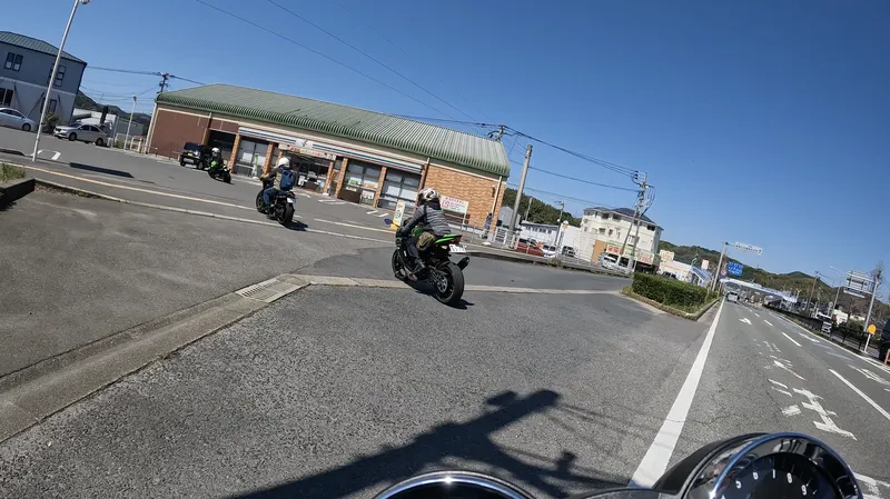 コンビニに寄るシーン