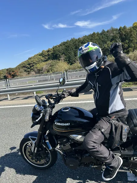 スタッフとバイク・運転しながらポーズ2