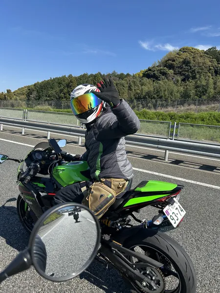 スタッフとバイク・運転しながらポーズ1