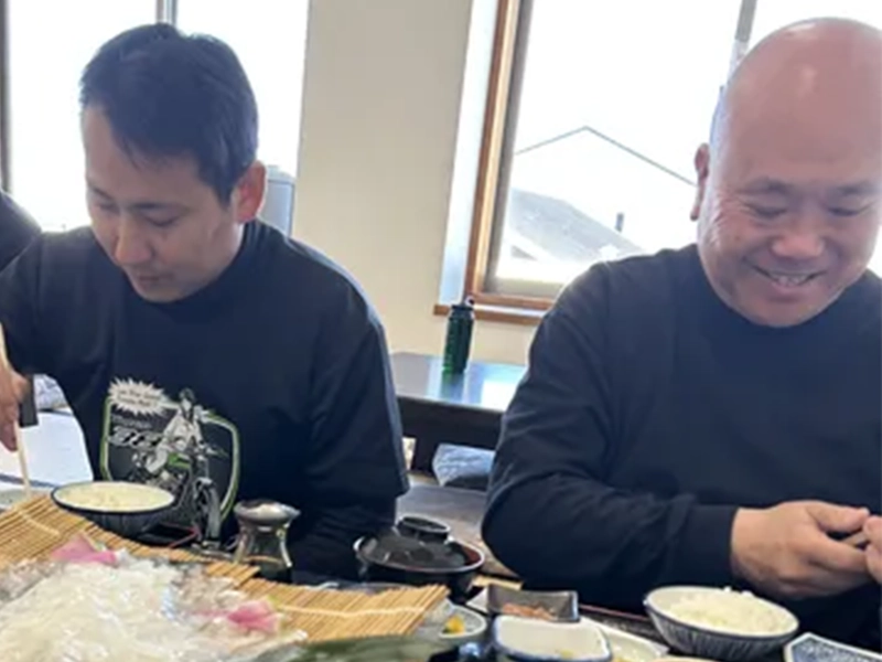 美味しくて嬉しそうな顔をしているスタッフたち