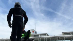 石村選手とバイクとサーキット