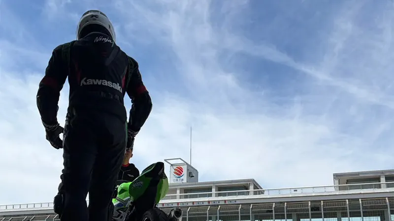 石村選手とバイクとサーキット