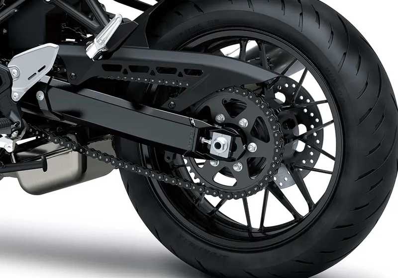 2027年モデル カワサキZ900RSブラックボールエディション リアタイヤ周り チェーンブラック