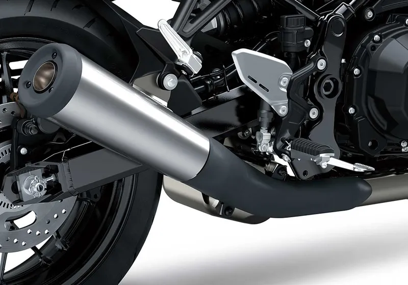 2027年モデル カワサキZ900RS ブラックボールエディション マフラー周りの画像