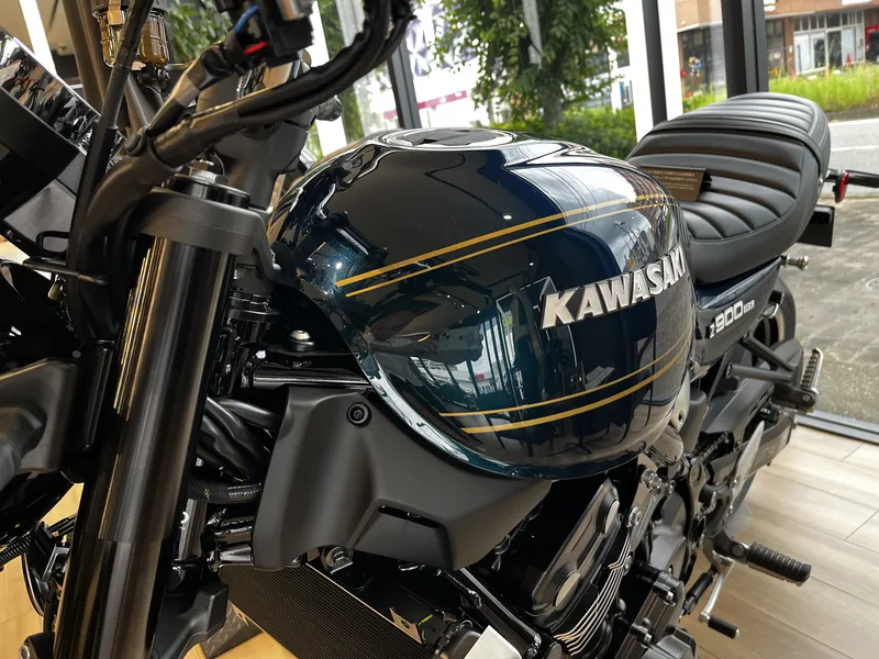 2027年モデル カワサキ Z900RS タンクを斜め前からアップにして撮影した画像