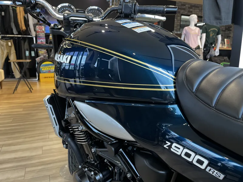 2027年モデル カワサキ Z900RS タンクを斜め後ろからアップにして撮影した画像