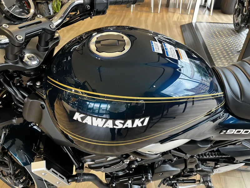 2027年モデル カワサキ Z900RS タンクを真横斜め上からアップにして撮影した画像