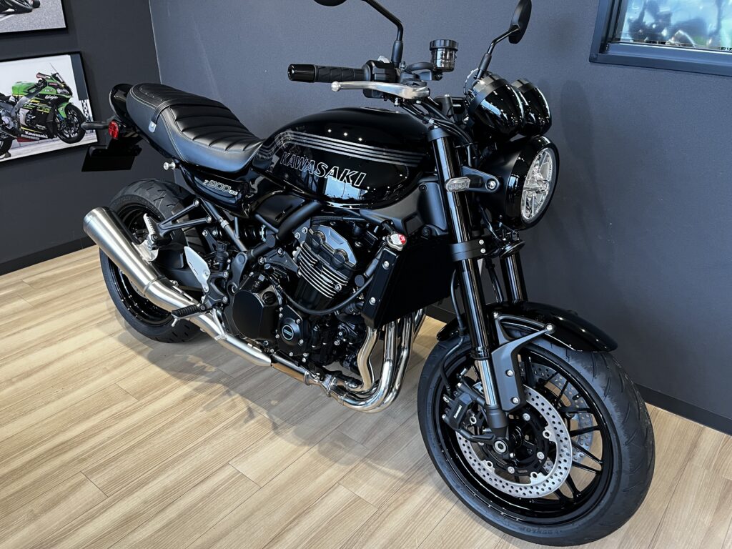 カウルを外しオリジナリティをだした2026年モデルZ900RS CAFEの斜め前からの画像