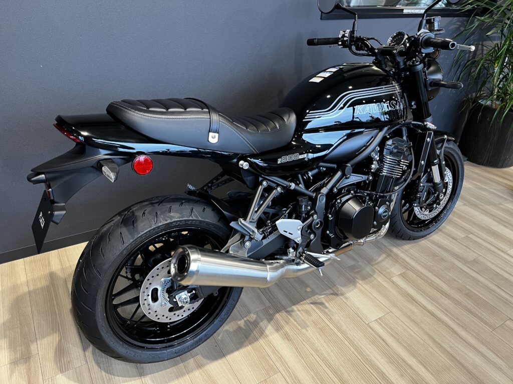 カウルを外しオリジナリティをだした2060年モデルZ900RS CAFEの斜め後ろからの画像