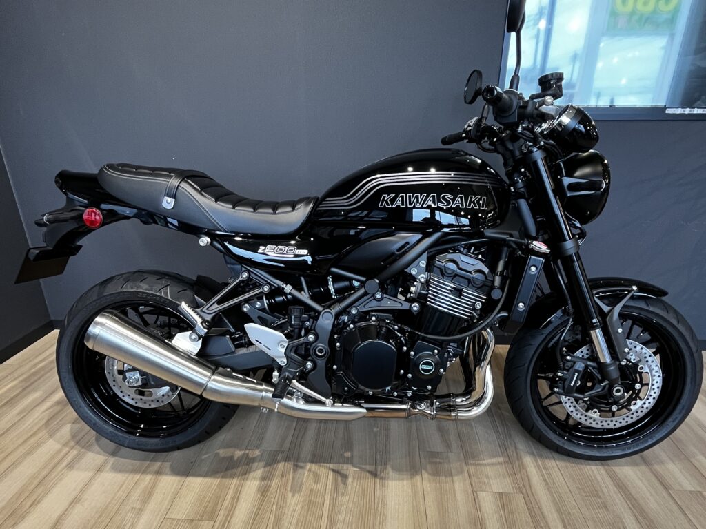 カウルを外しオリジナリティをだした2026年モデルZ900RS CAFEの横からの画像